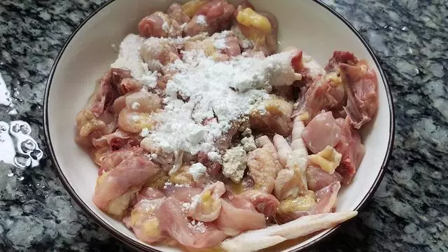 香噴噴的腐竹燒雞做法,配料簡單味道香,一大盤還不夠吃