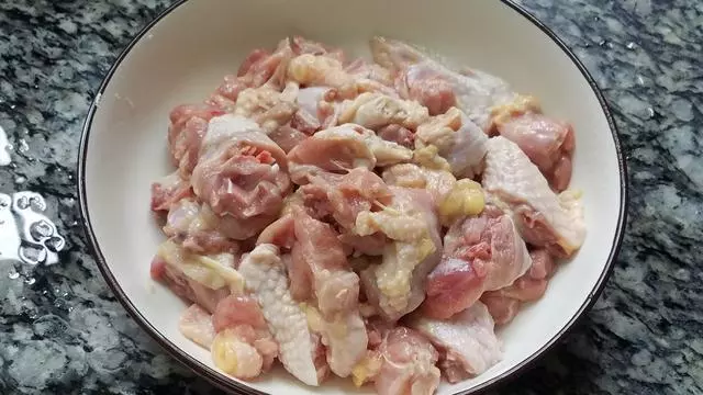 香噴噴的腐竹燒雞做法,配料簡單味道香,一大盤還不夠吃