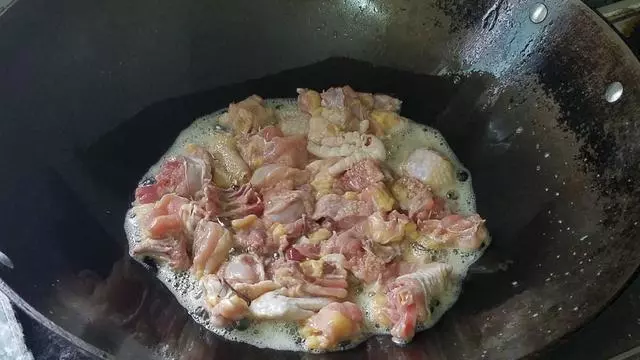 香噴噴的腐竹燒雞做法,配料簡單味道香,一大盤還不夠吃