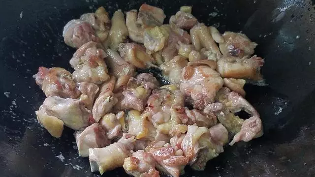 香噴噴的腐竹燒雞做法,配料簡單味道香,一大盤還不夠吃