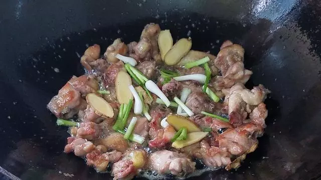 香噴噴的腐竹燒雞做法,配料簡單味道香,一大盤還不夠吃