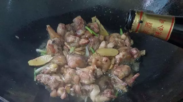 香噴噴的腐竹燒雞做法,配料簡單味道香,一大盤還不夠吃