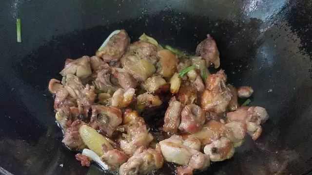 香噴噴的腐竹燒雞做法,配料簡單味道香,一大盤還不夠吃