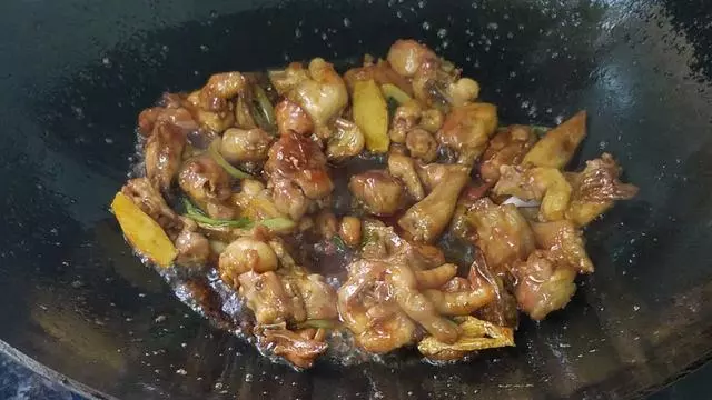香噴噴的腐竹燒雞做法,配料簡單味道香,一大盤還不夠吃
