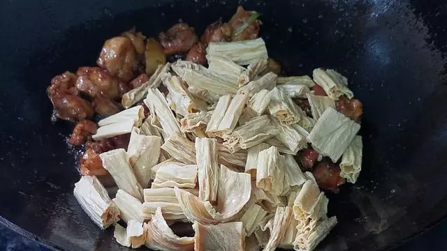 香噴噴的腐竹燒雞做法,配料簡單味道香,一大盤還不夠吃
