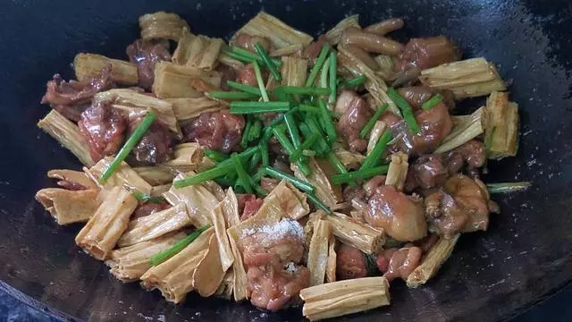 香噴噴的腐竹燒雞做法,配料簡單味道香,一大盤還不夠吃