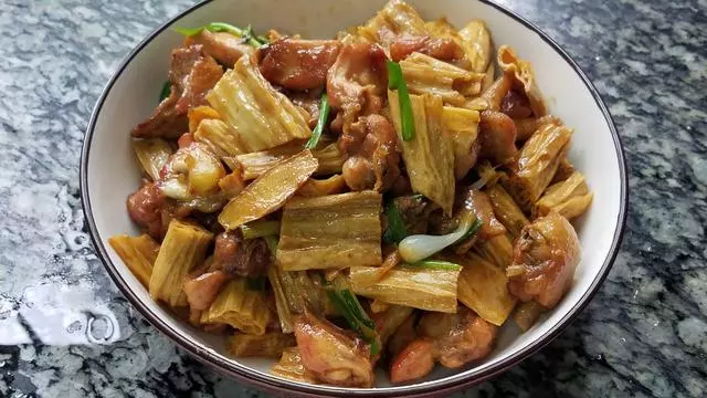 香噴噴的腐竹燒雞做法,配料簡單味道香,一大盤還不夠吃