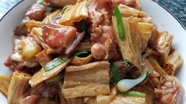香噴噴的腐竹燒雞做法,配料簡單味道香,一大盤還不夠吃