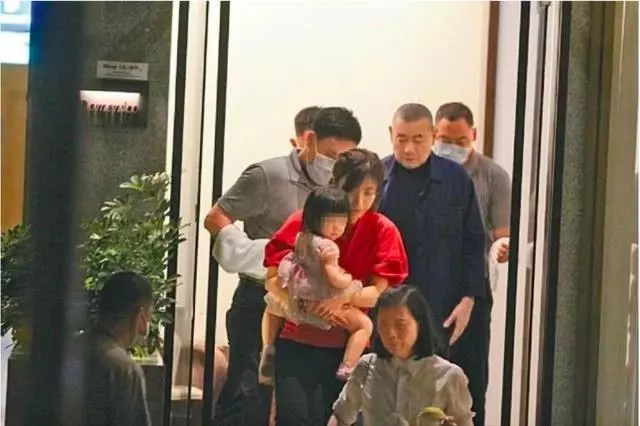 68歲劉鑾雄1歲小女兒曝光,甘比曬娃太有心機了