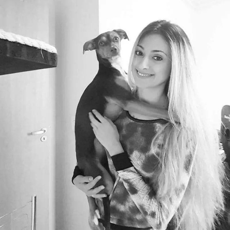 奶奶假牙不見好驚慌 見愛犬「大燦笑」全家笑噴