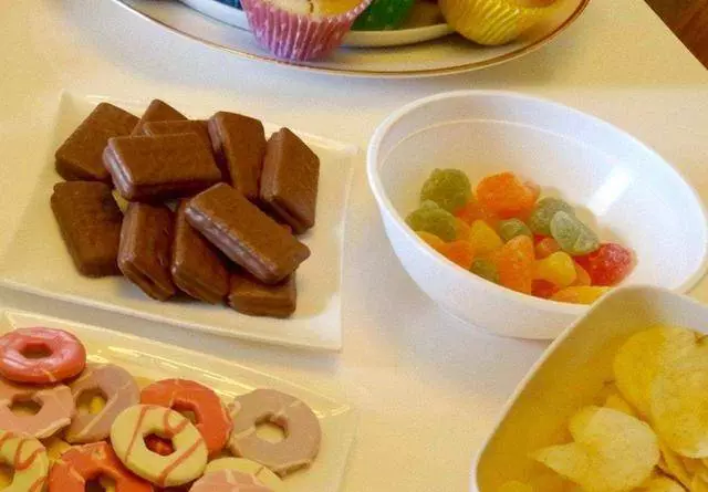 在孩子睡覺前,餓著也別吃這4種食物,長期吃會導致長不高 !