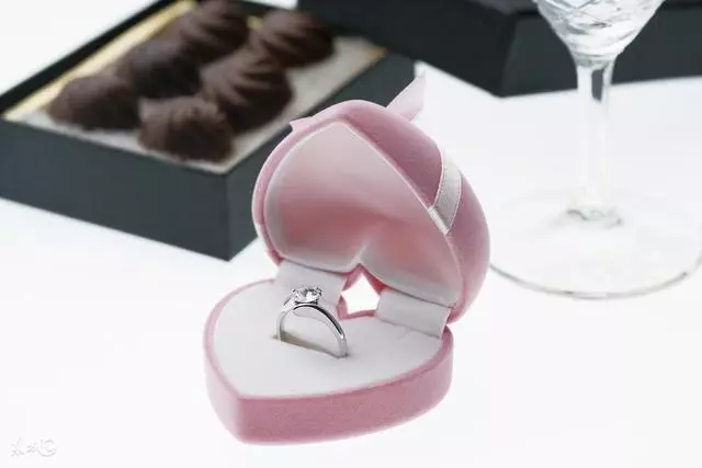 買結婚戒試戴,被櫃員問「買得起麼」,老公的做法讓我倍有面子
