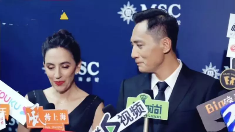 眼神滿滿都是溫柔!劉燁「罕見攜妻現身」甜蜜合體,生活低調「公認模範夫婦」結婚10年依舊人人稱羨~~