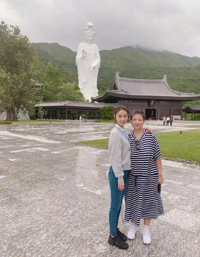 38歲薛凱琪也太顯年輕!針織衫牛仔褲簡單大方,臉嫩的像18歲~~