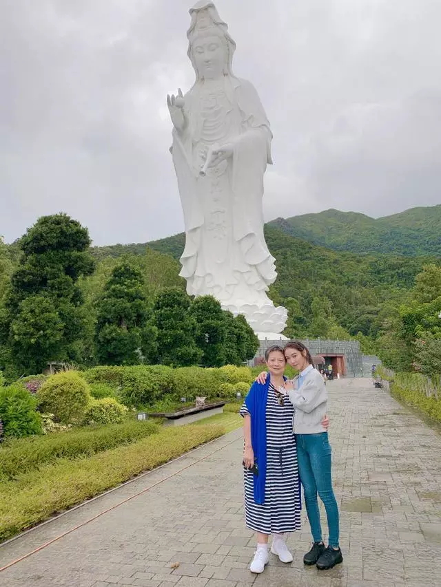 38歲薛凱琪也太顯年輕!針織衫牛仔褲簡單大方,臉嫩的像18歲~~