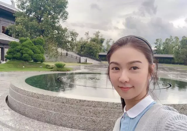 38歲薛凱琪也太顯年輕!針織衫牛仔褲簡單大方,臉嫩的像18歲~~
