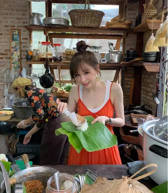 美回甜心時代!37歲王心凌曬旅行照 ,身材超正,穿運動裝露腹肌很亮眼!