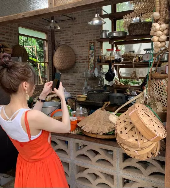 美回甜心時代!37歲王心凌曬旅行照 ,身材超正,穿運動裝露腹肌很亮眼!