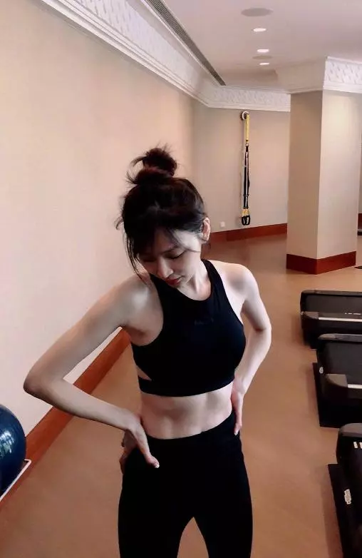 美回甜心時代!37歲王心凌曬旅行照 ,身材超正,穿運動裝露腹肌很亮眼!