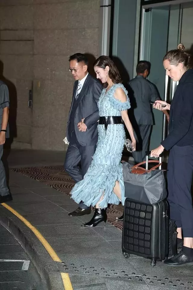 徐子淇現身活動,一襲襯衫短裙配薄紗大牌穿成地攤貨,哪像富太?