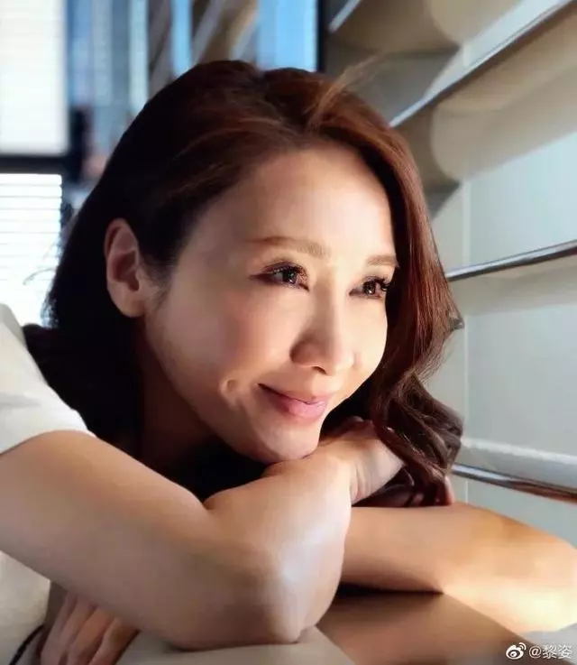 48歲黎姿曬近照,臥蠶眼袋全消失,網友:別再打針了!