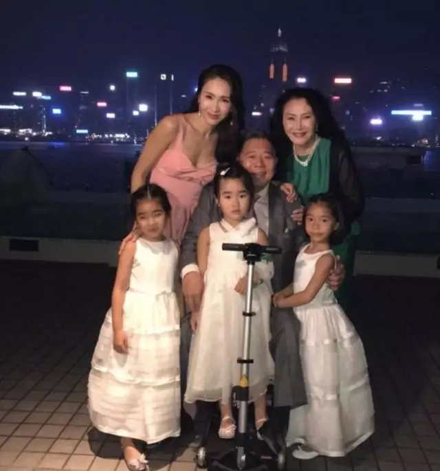 48歲黎姿曬近照,臥蠶眼袋全消失,網友:別再打針了!