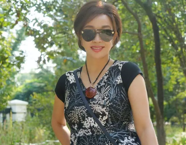 64歲劉曉慶曬美照,不懼鏡頭霸氣凹造型,直言要與歲月較勁?