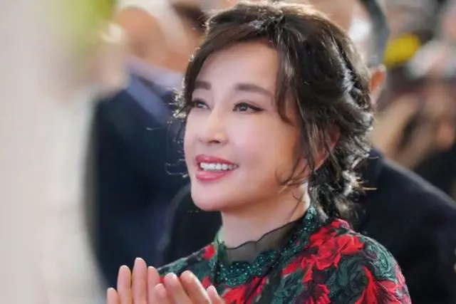 64歲劉曉慶曬美照,不懼鏡頭霸氣凹造型,直言要與歲月較勁?