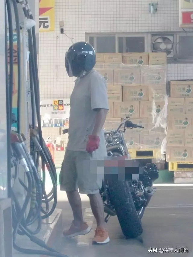 張震岳最新狀況曝光,婚後一年仍不打算辦婚宴,騎重機摩托上下班
