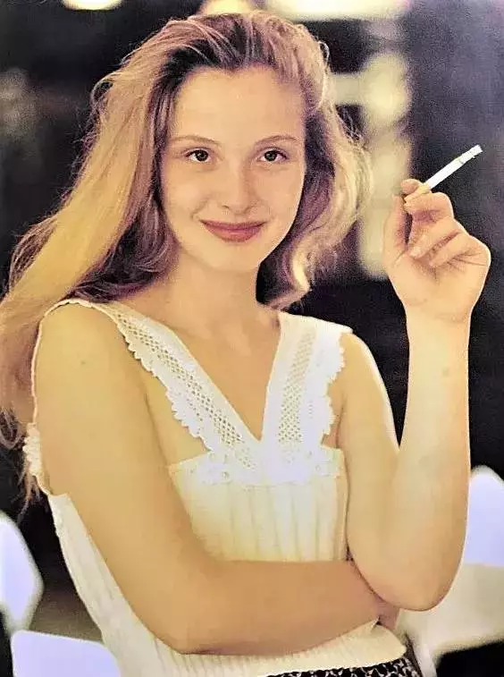 她是文青心中的白月光,擁有孤冷清純美貌的「女版伍迪·艾倫」