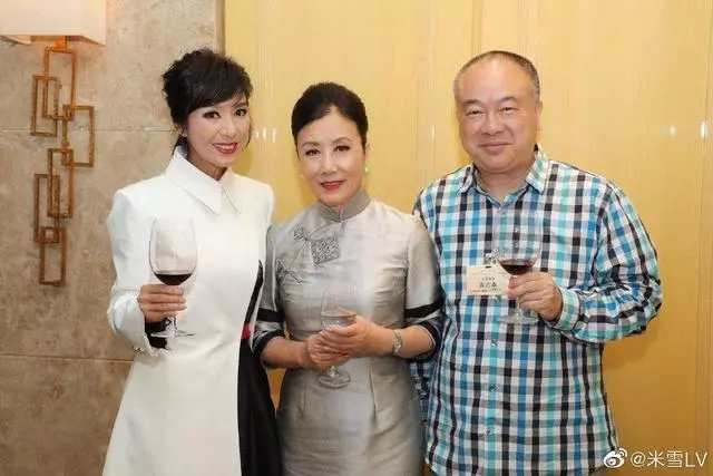 64歲米雪與汪明荃合照,顏值多年無變化,不僅僅是因為會保養