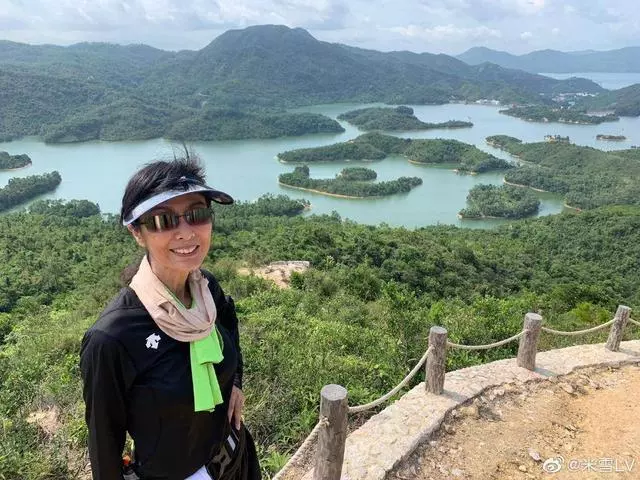 64歲米雪與汪明荃合照,顏值多年無變化,不僅僅是因為會保養
