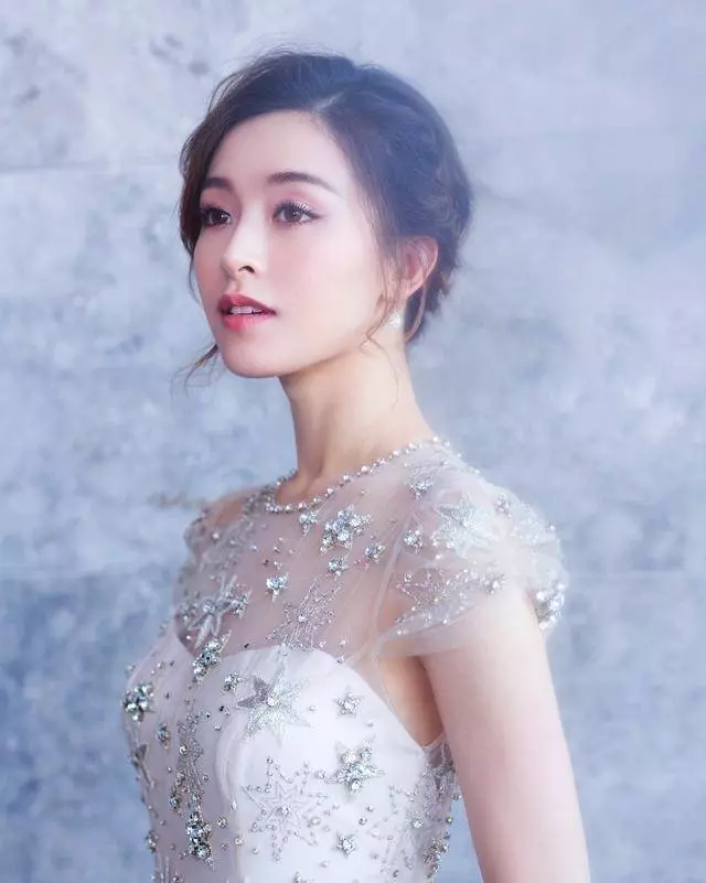 30歲文詠珊大婚在即與名媛姐妹辦婚前派對,巨型婚戒搶鏡幸福滿溢 !