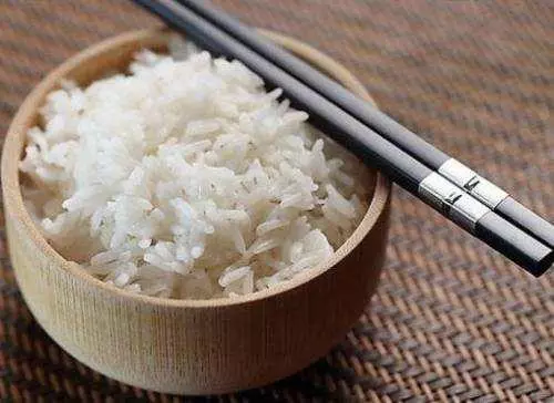 米飯放涼了再吃,有助於減肥?闢謠:效果並不明顯,還容易鬧肚子 !