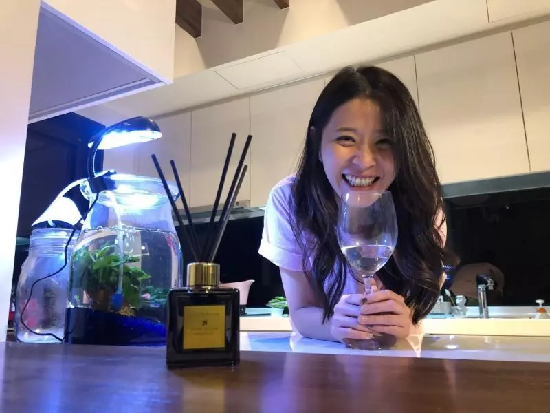陪媽媽逛街「彎腰幫綁鞋帶」,李燕曬阿母窩心照,網讚!「最美風景」!
