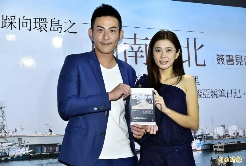 陪媽媽逛街「彎腰幫綁鞋帶」,李燕曬阿母窩心照,網讚!「最美風景」!