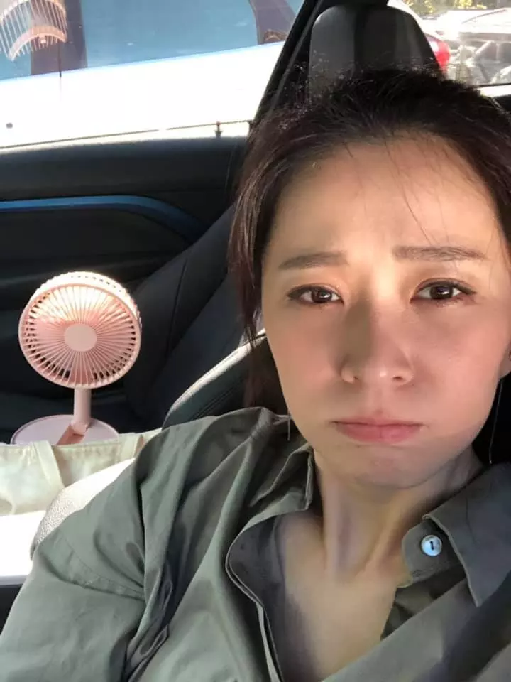 陪媽媽逛街「彎腰幫綁鞋帶」,李燕曬阿母窩心照,網讚!「最美風景」!