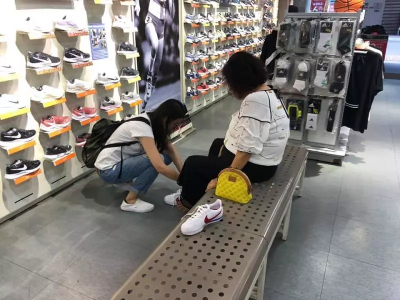 陪媽媽逛街「彎腰幫綁鞋帶」,李燕曬阿母窩心照,網讚!「最美風景」!