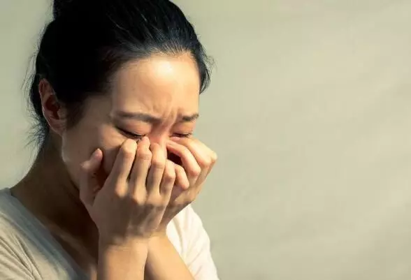 當年「丈夫出軌」我恨透了他們,如今「破壞我婚姻的小三」卻哭著下跪求我救救前夫.