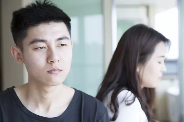當年「丈夫出軌」我恨透了他們,如今「破壞我婚姻的小三」卻哭著下跪求我救救前夫.