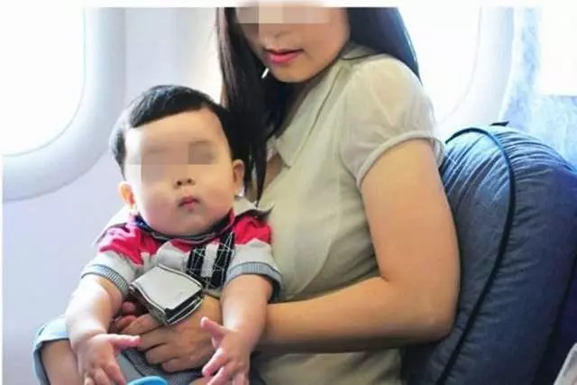 飛機上偶遇一對霸氣「熊母子」,就像做了11小時的按摩椅