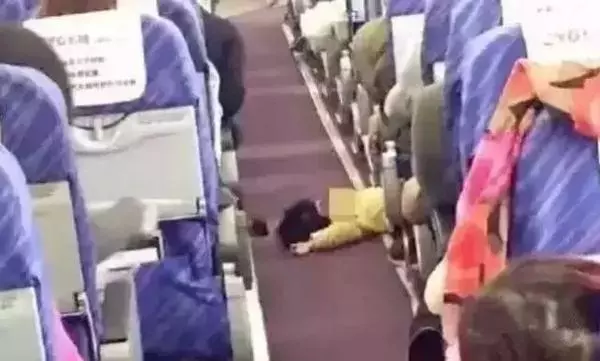 飛機上偶遇一對霸氣「熊母子」,就像做了11小時的按摩椅