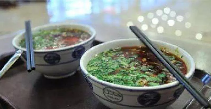 麵館夫妻,一塊錢一碗賣給孤兒五百多碗牛肉麵,十年後福報來了!
