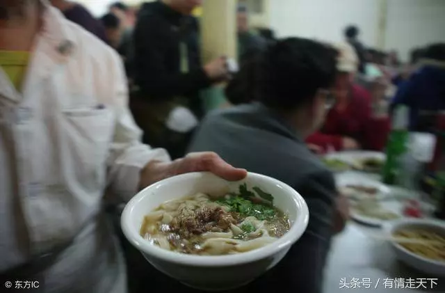 麵館夫妻,一塊錢一碗賣給孤兒五百多碗牛肉麵,十年後福報來了!