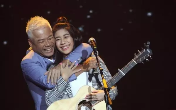 56歲巫啟賢一家:名模妻子很漂亮,大女兒也身材和顏值俱佳,小女兒更像爸爸