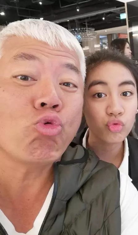 56歲巫啟賢一家:名模妻子很漂亮,大女兒也身材和顏值俱佳,小女兒更像爸爸