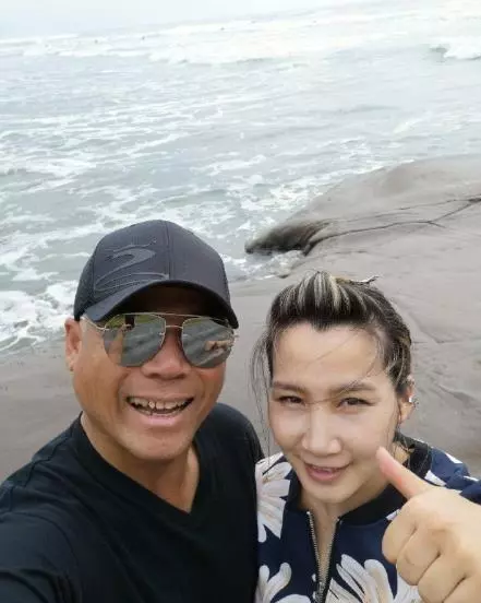 56歲巫啟賢一家:名模妻子很漂亮,大女兒也身材和顏值俱佳,小女兒更像爸爸
