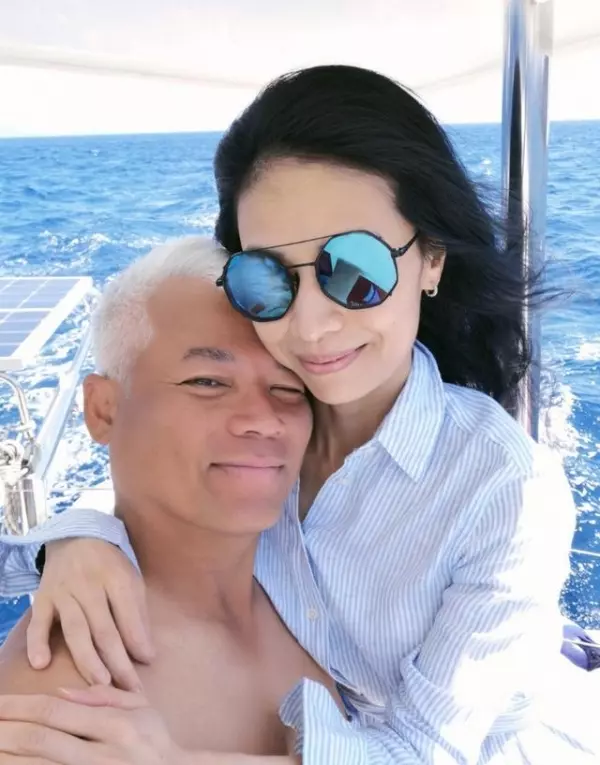 56歲巫啟賢一家:名模妻子很漂亮,大女兒也身材和顏值俱佳,小女兒更像爸爸