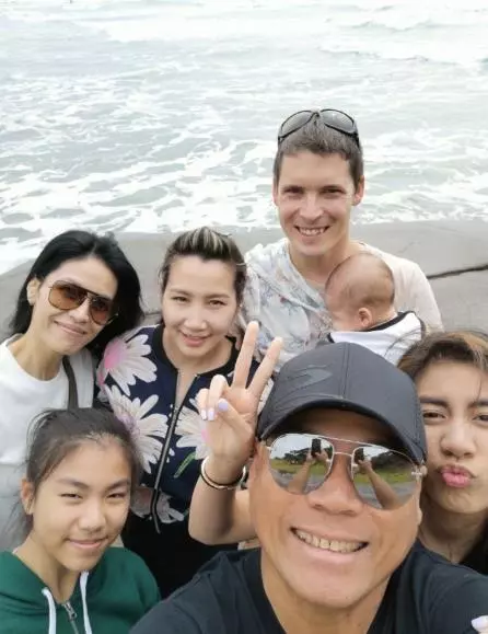 56歲巫啟賢一家:名模妻子很漂亮,大女兒也身材和顏值俱佳,小女兒更像爸爸