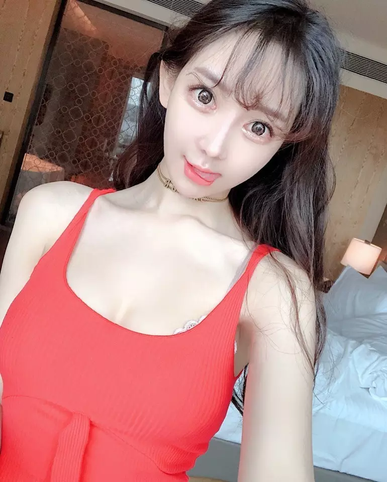 陳冠希和眾女星的親密照片曝光, 網友的注意力全停留在了第五張